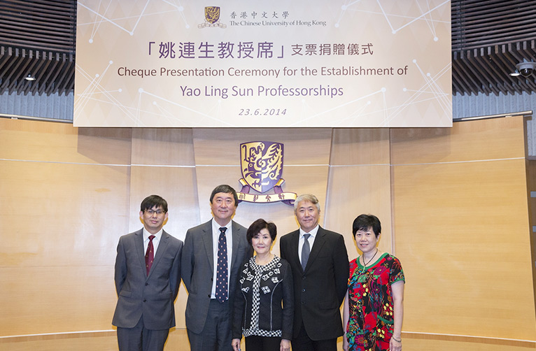 Group photo taken in the Cheque Presentation Ceremony for the Establishment of Yao Ling Sun Professorship